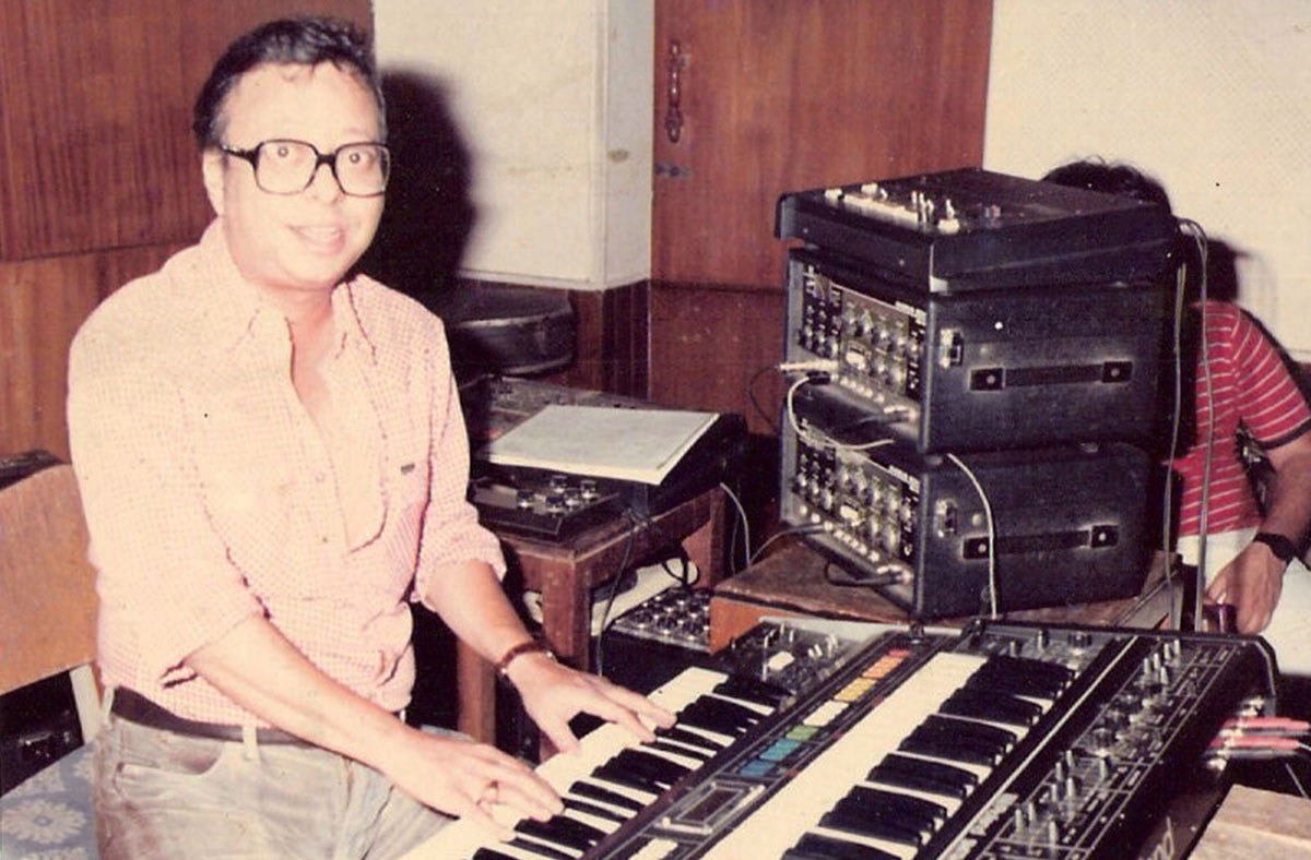 Melody-Master-R-D-Burman-at-the---synthesizers-at-Film-Center---Pic-clicked-by-Chaitanya-Padukone