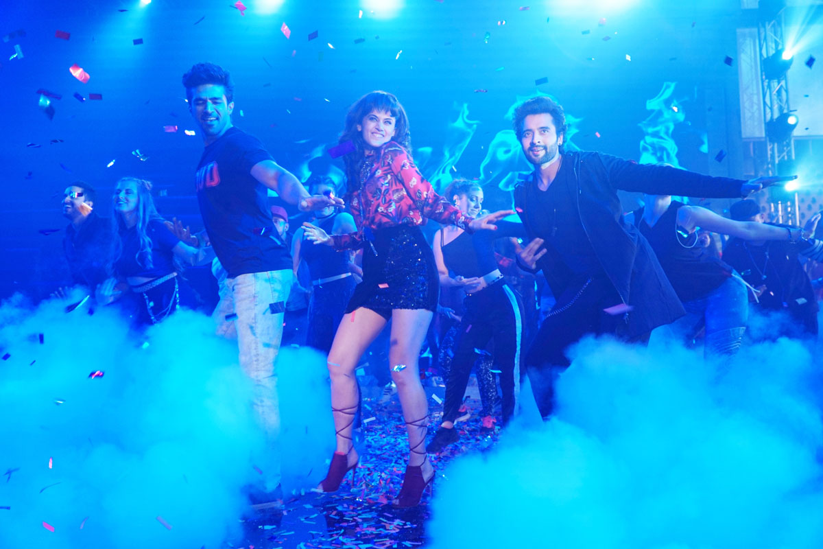 Taapsee Pannu, Saqib Saleem & Guru Randhawa Go Juunglee For Dil Juunglee’s Latest Song – ‘Nachle Na