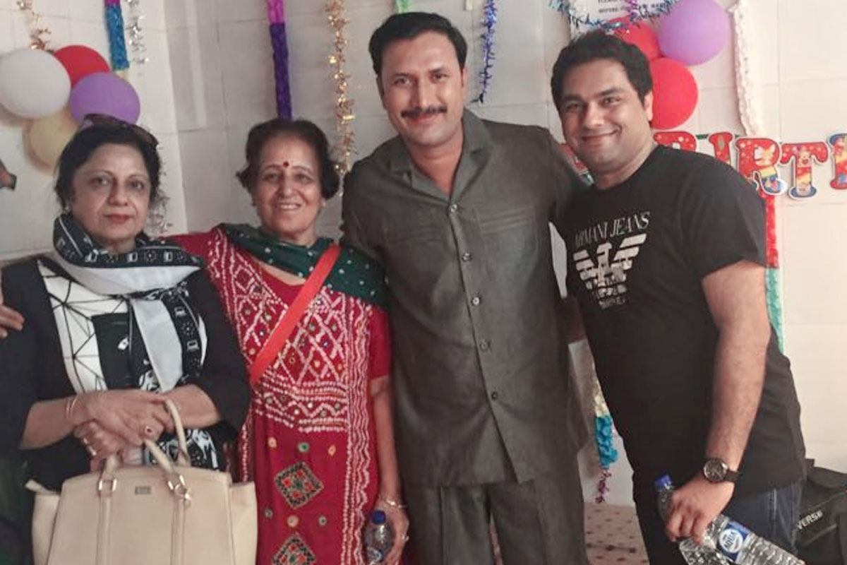 Chetan bhagat’s mother on the sets of ‘yeh un dinon ki baat hai’