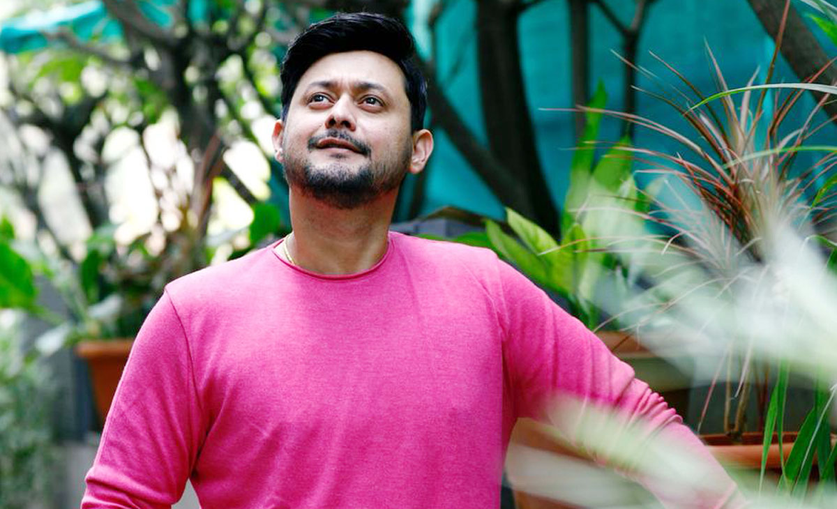 Swwapnil Joshi pulls off pink t-shirt like no one else