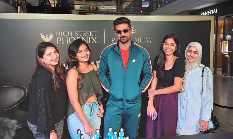 Saqib Saleem encourages young female cricket fans in the city