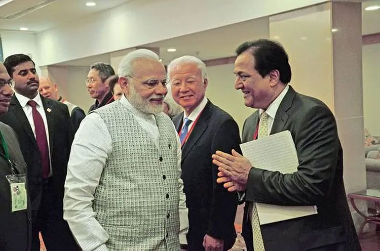 The pictures clearly show that PM Narendra Modi and the Yes Bank founder Rana Kapoor shared good terms