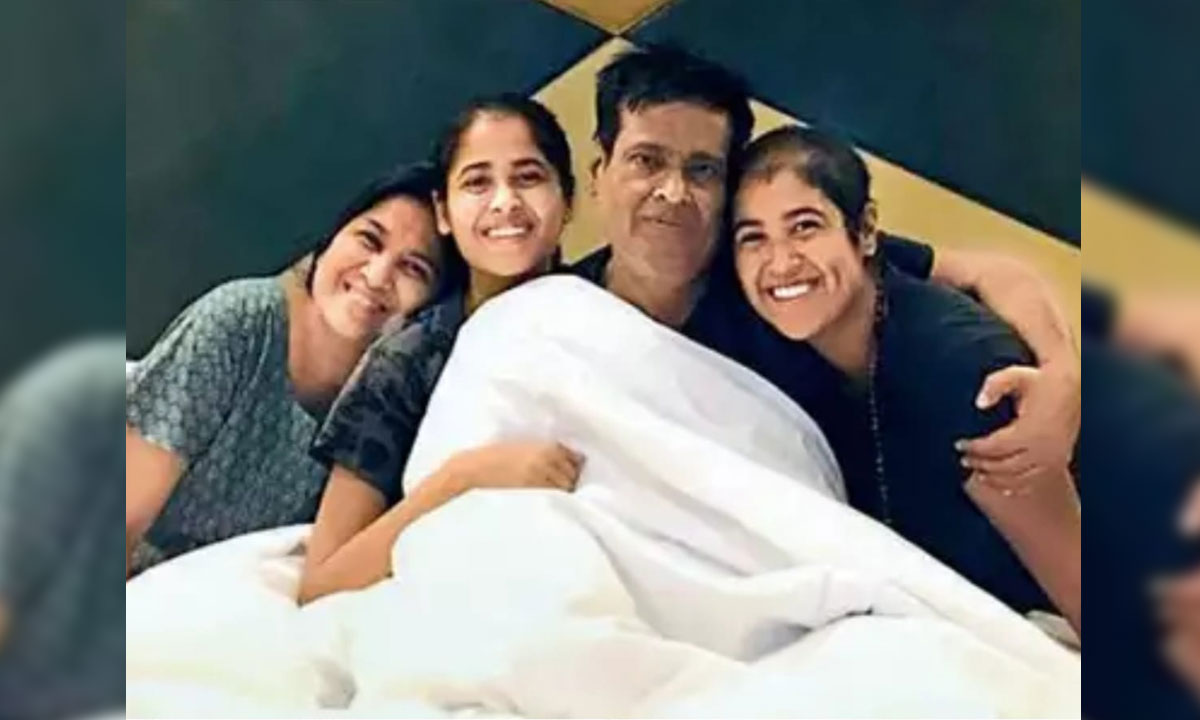 Mahesh Agarwal with wife Meena and daughters