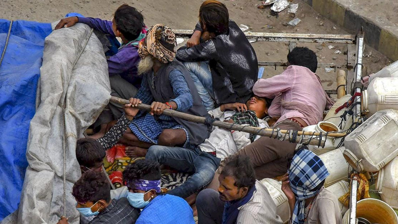 Migrant workers head home from Patna. | PTI