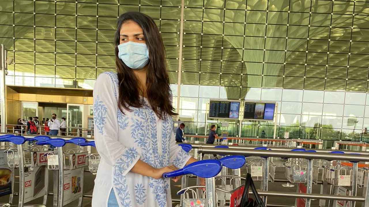 ‘Beintaha’ actress Charu Kashyap says, ‘While moving out, I carry a surface sanitiser with me’