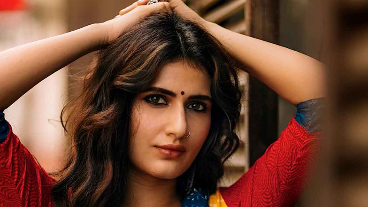 Fatima Sana Shaikh directs herself in ‘Palkein Kholo’, a beautifully crafted video