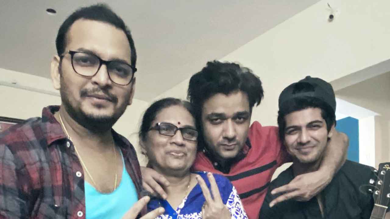 Friends bring 3 cakes on ‘Shankar Jaikishan 3 in 1’ actor Kettan Singh’s birthday