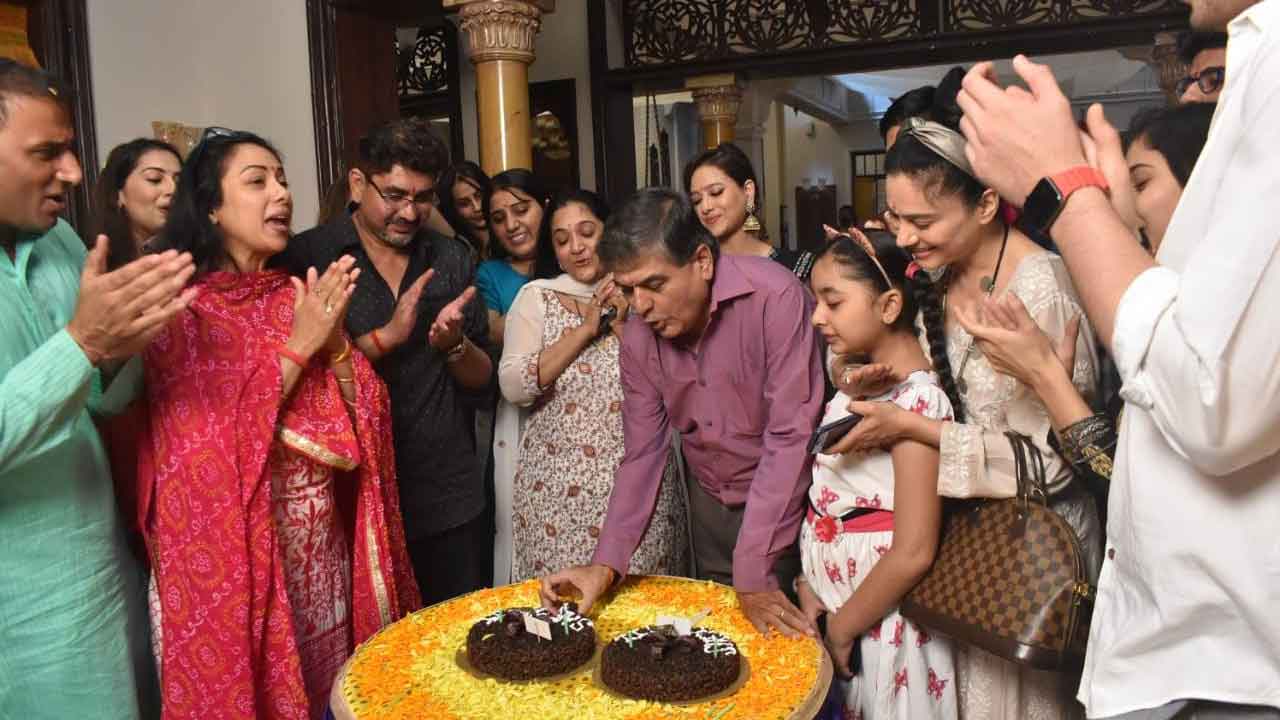 Special Puja organised on Shekhar Shukla’s birthday on the ‘Anupamaa’ sets