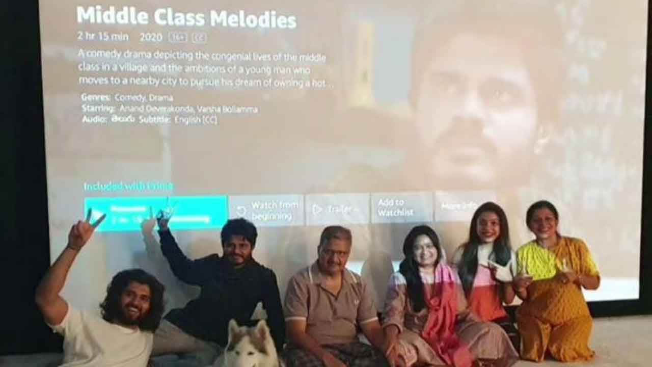 Deverakonda siblings, Vijay and Anand, watch ‘Middle Class Melodies’ with family