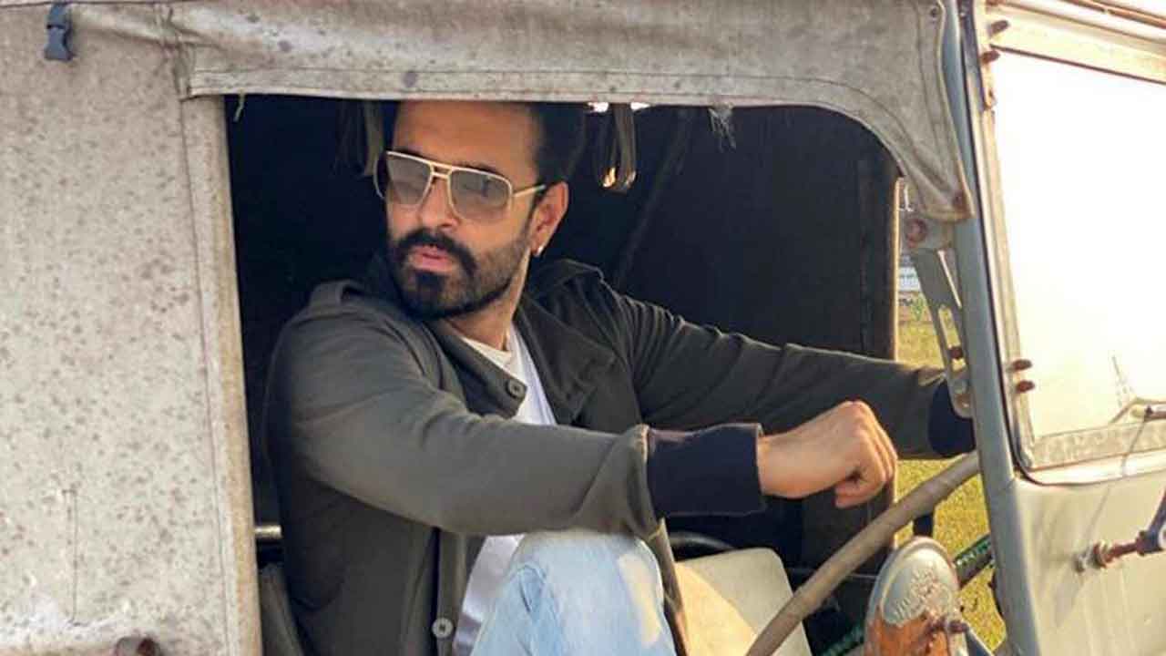 In ‘Naxalbari‘, Aamir Ali looks ready to ride on the road to revenge