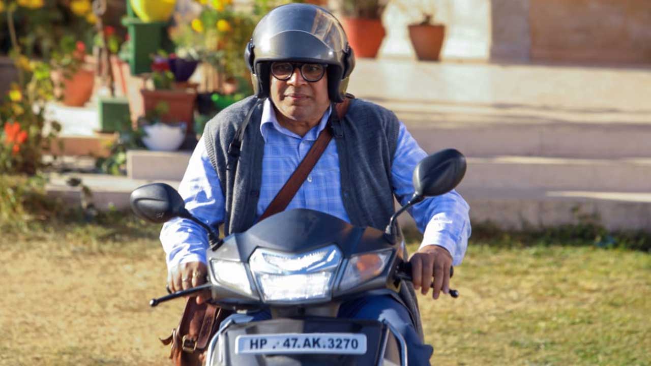 When uncomfortable and jittery Paresh Rawal had to ride a scooty!