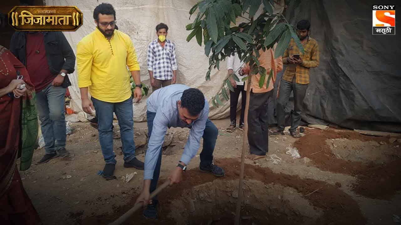 Tree plantation drive on the sets of ‘Sawrajyajanani Jijamata’