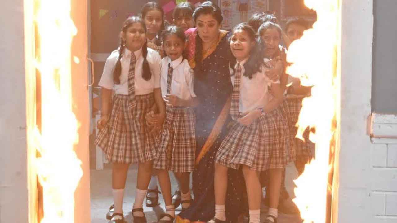 Fire breaks ot in Anupamaa's class, saves the kids