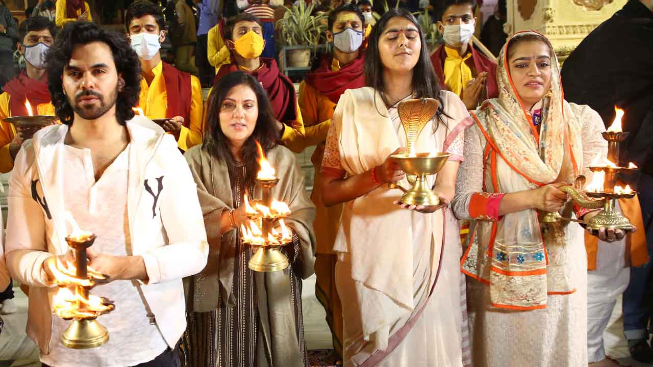 Hindi movie ‘Hindutva’ team attends Ganga Aarti at Rishikesh, Uttarakhand