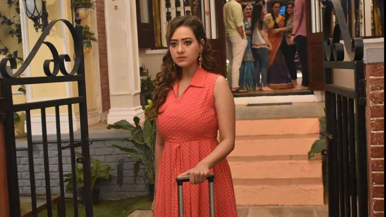 In Anupamaa, while leaving the house, Kavya vows to be back soon!