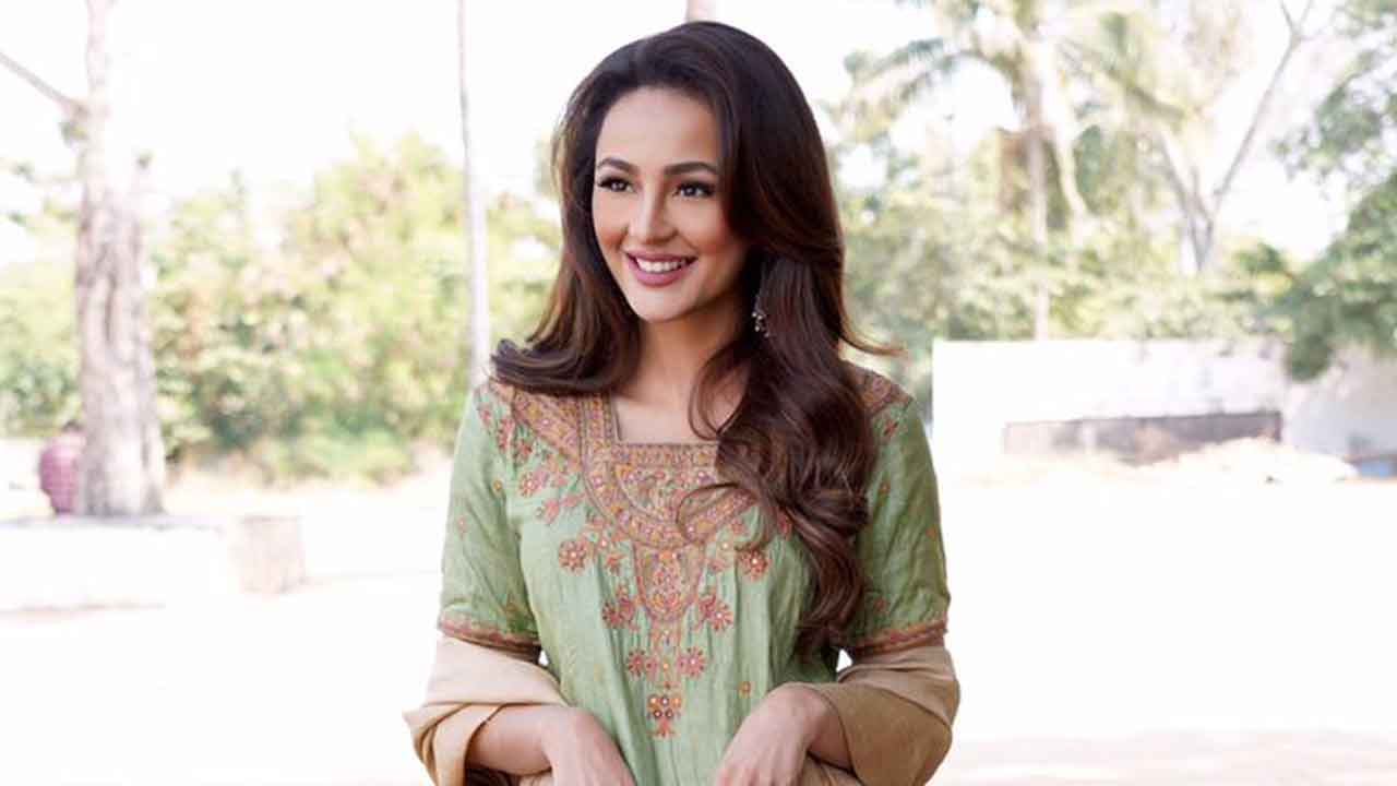 Seerat Kapoor makes a style statement with her aunt’s 15-year-old Salwar Kameez!