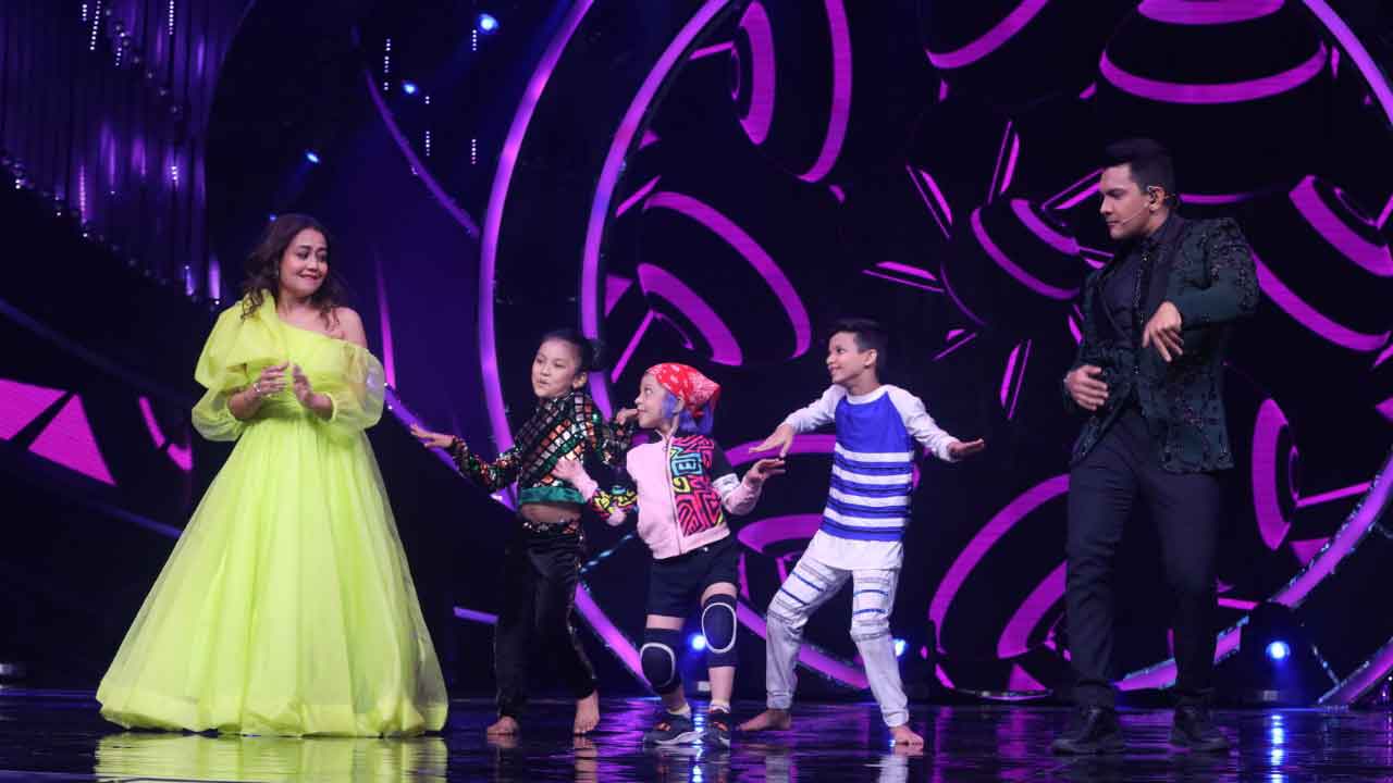 With SD4 kids for company, Aditya Narayan and Neha Kakkar groove on the song ‘Dilbar’!