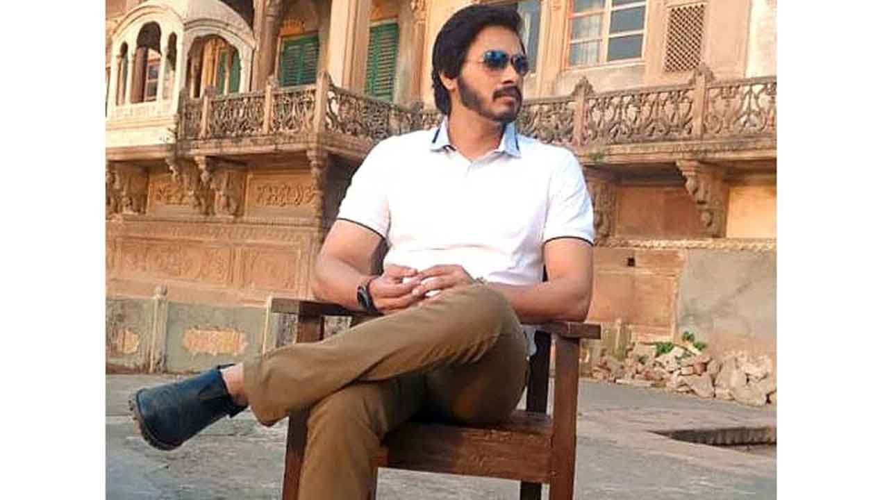 Actor Shreyas Talpade gets mobbed in Pushkar!