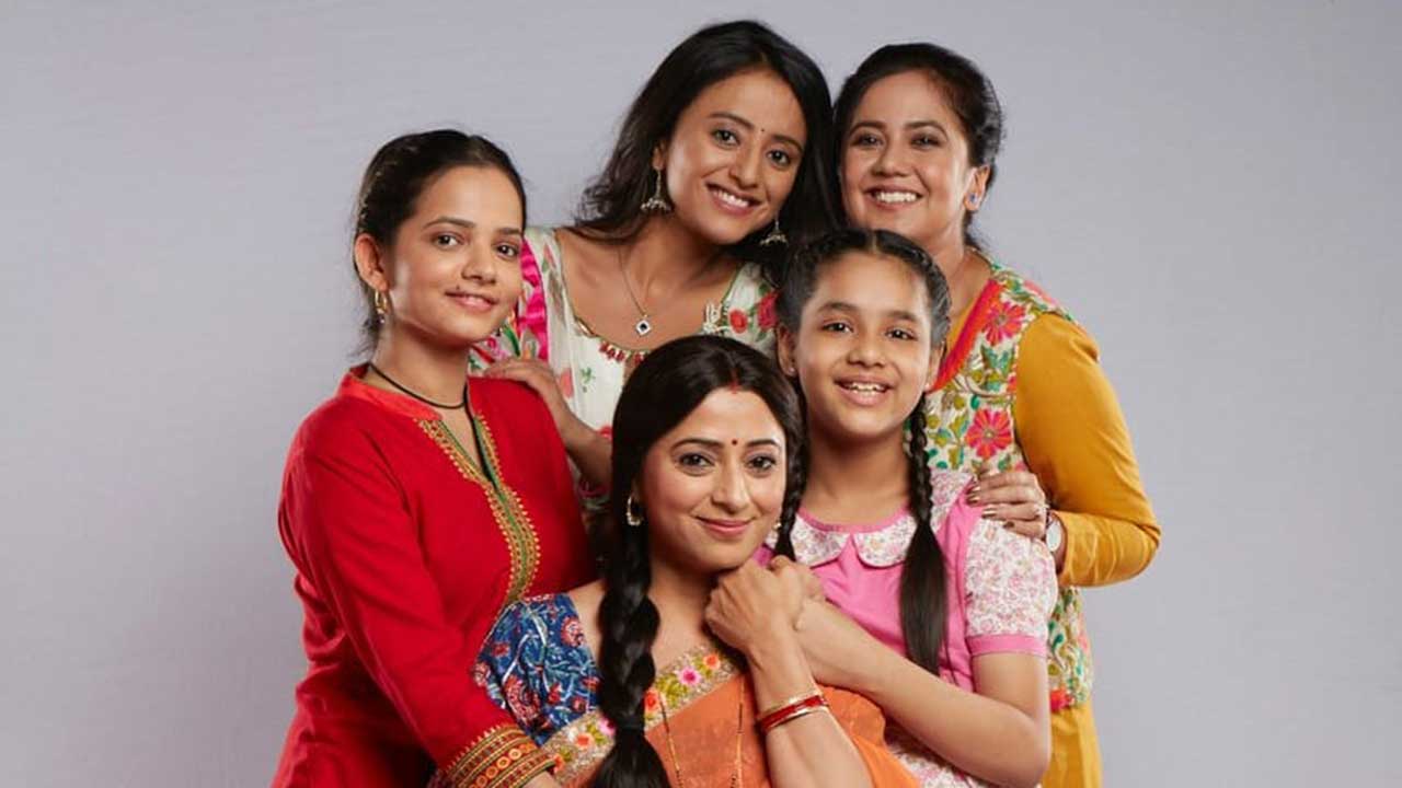 I am surprised to see that my onscreen daughters and I are so similar says, Reena Kapoor.