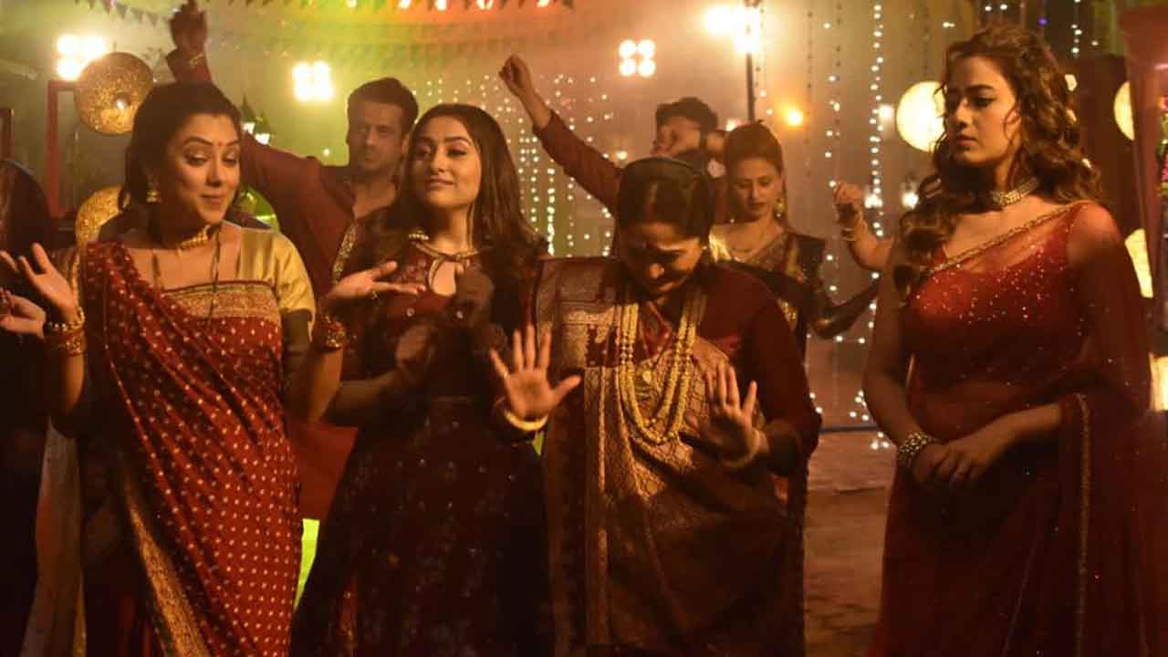 In Anupamaa, after the Holi puja, the Shah family gets together and grooves to “Mauja hi mauja”!