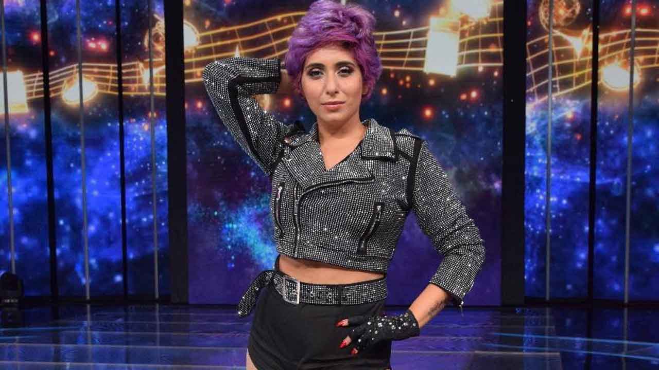 Neha Bhasin recalls being asked to get off the stages for wearing shorts!