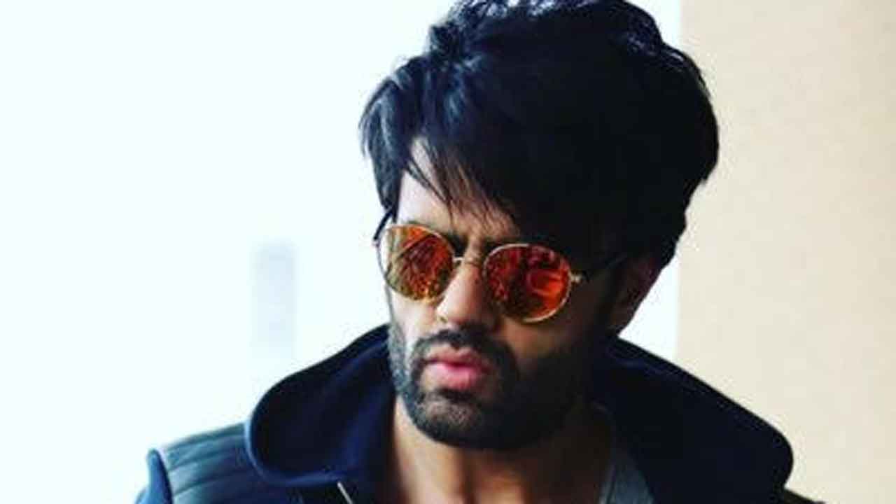 Maniesh Paul flaunts his experimental uber cool look!