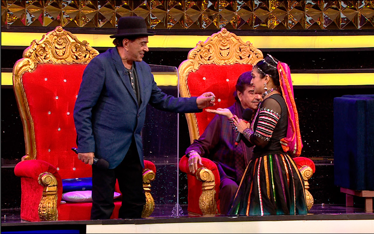 Dharmendra and Shatrugan Sinha shower blessings on the Dance Deewane contestants!