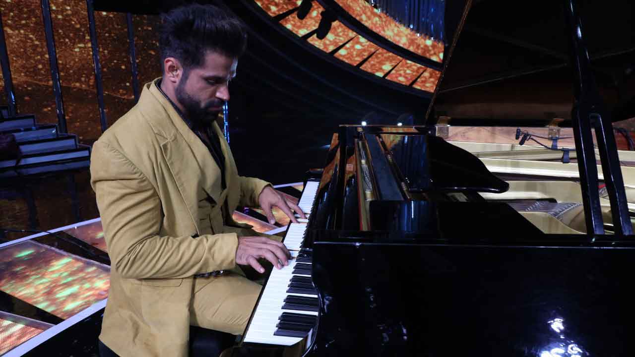 In II12 breaks, Rithvik Dhanjani practised on AR Rahman’s piano!