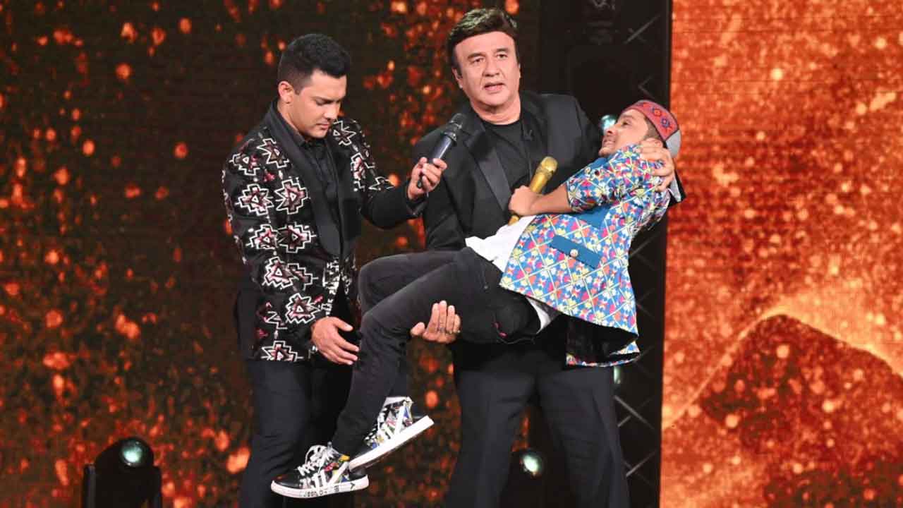 Indian Idol contestant Pawandeep gets emotional while performing on ‘Maii tere chunar’!