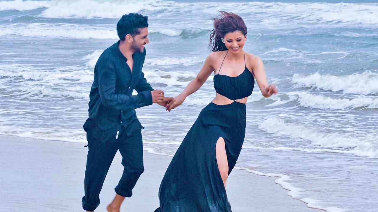 Urvashi Rautela shows off her makeup skill on Guru Randhawa!