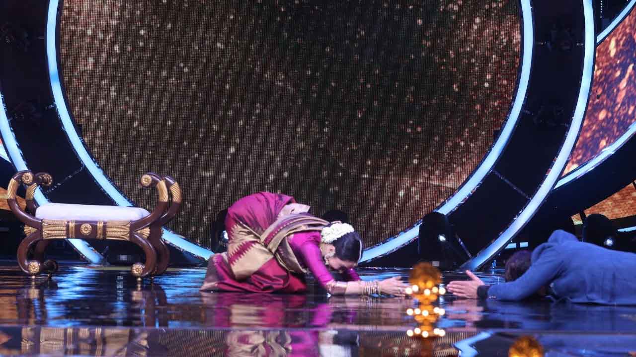 Rekha and Jay Bhanushali in ‘Yoga Balasana pose’ on the sets of Indian Idol S12!