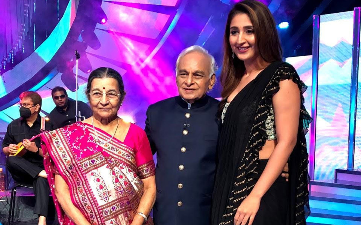 Singing sensation Dhvani Bhanushali meets her idol Anandji on the sets of Indian Idol 12!