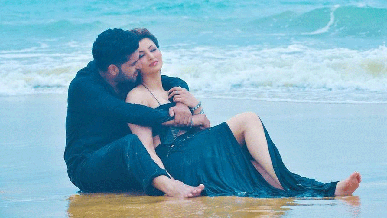 ‘Doob Gaye’ romantic pair Urvashi Rautela and Guru Randhawa are chilling on the beach!