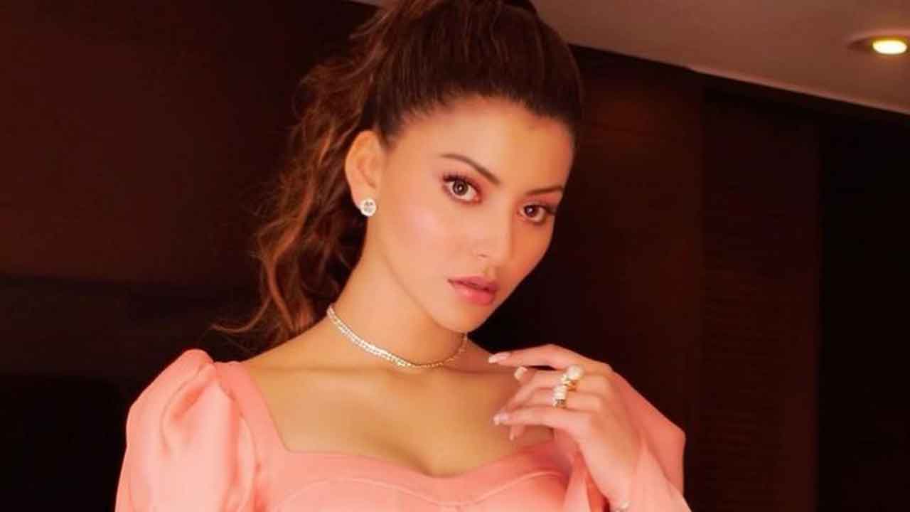 Urvashi Rautela flaunts cute summer look in “Doob Gaye”!