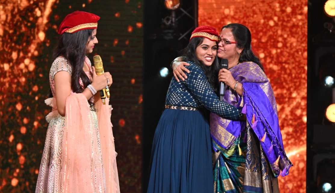 Indian Idol 12 contestant Sayli gifts Paithani to her mother!