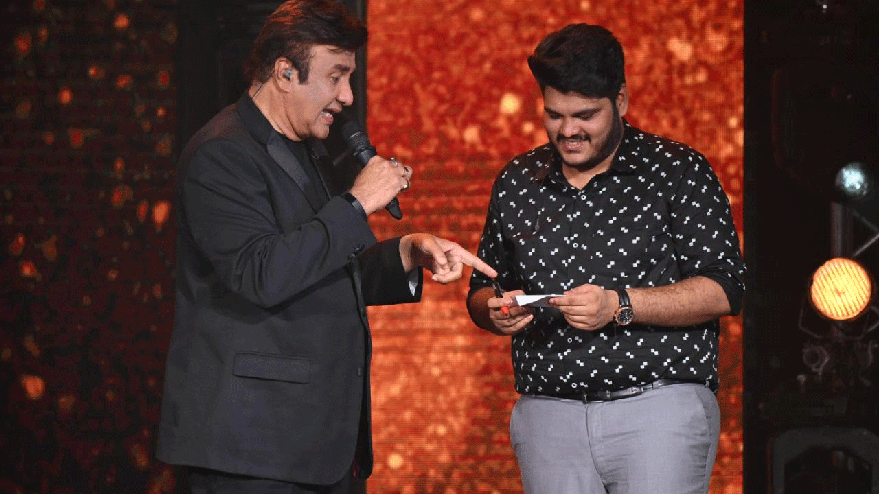 II12 contestant Ashish Kulkarni signs an autograph for Anu Malik! 