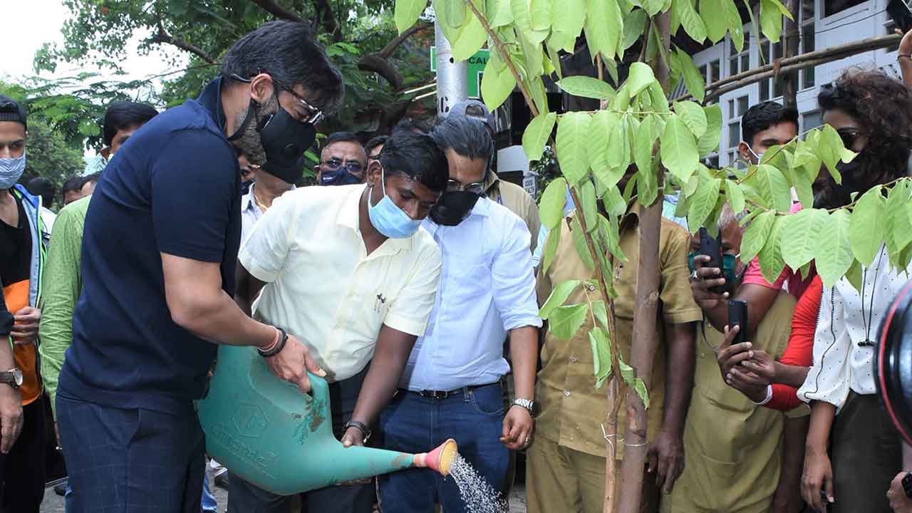 Ajay Devgn along with son Yug takes forth BMC’s ‘Be A Tree Parent MEGA Vriksha’ campaign!