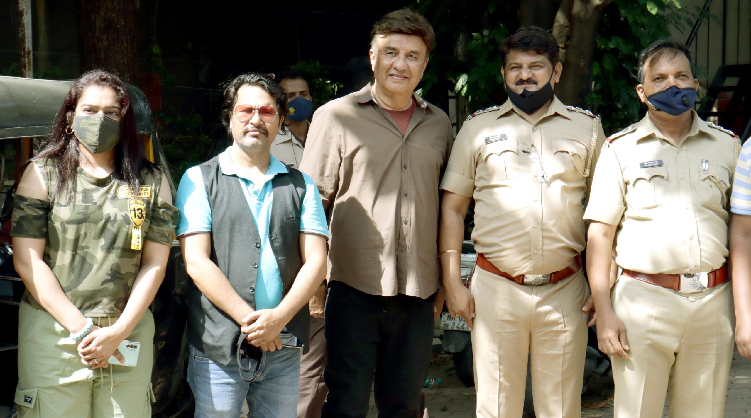Actress Ekta Jain joins Anu Malik and Kailash Masoon to distribute Hand Sanitisers a nd ‘Kadha’ to Mumbai police!