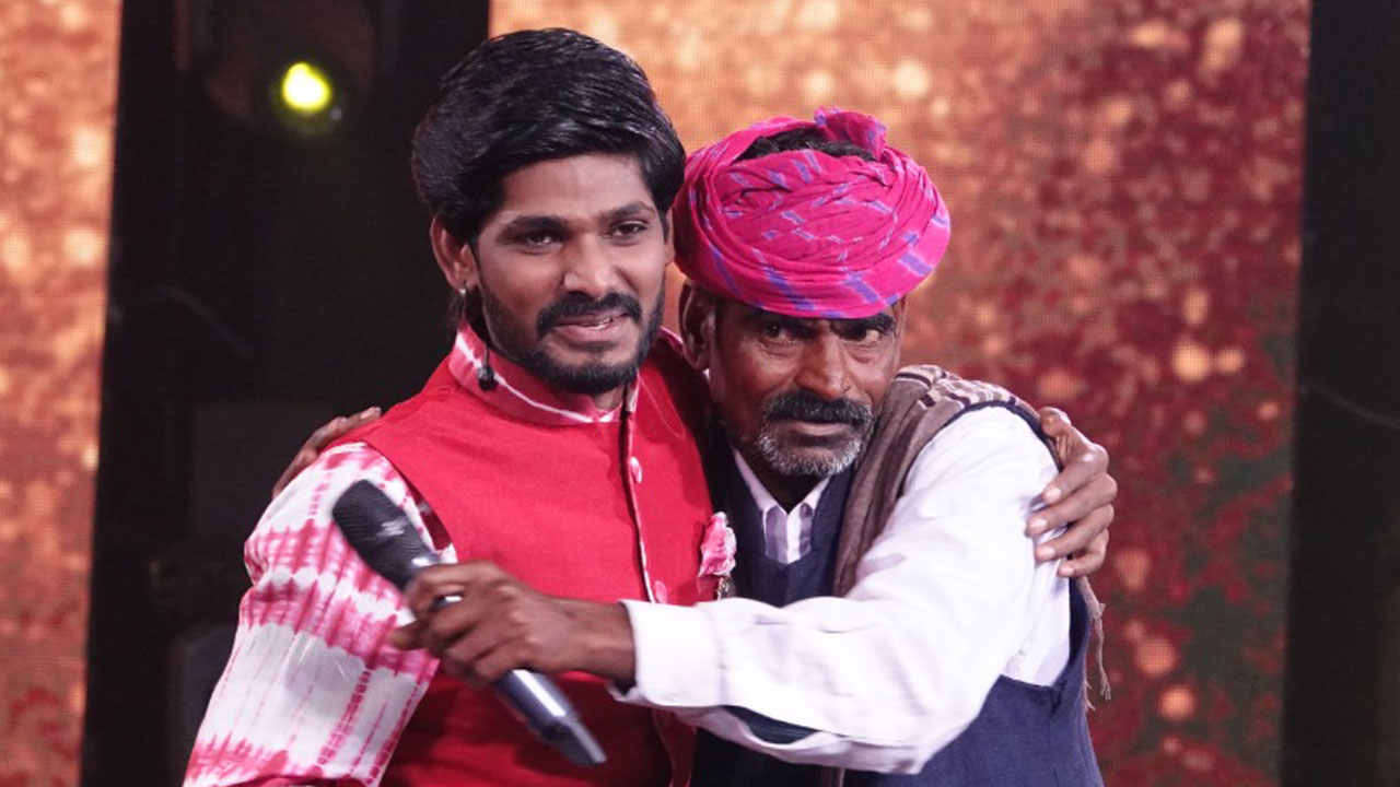 On Father’s Day, II12 contestant, Sawai Bhatt gets a traditional ‘Pagdi’ from his father!