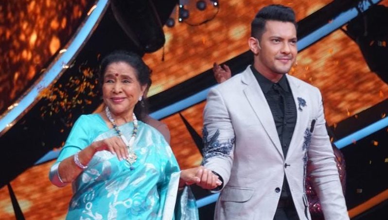 Legendary singer Asha Bhosale and Aditya Narayan recreate the song ‘Rangeela Re’!