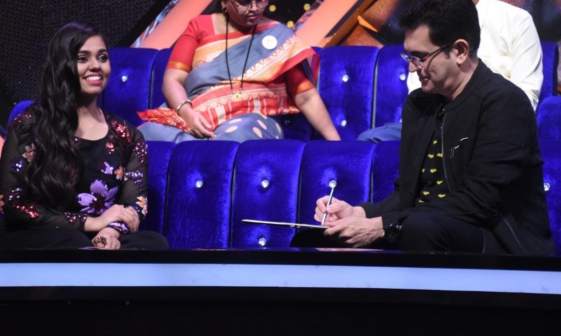 #OmungKumar draws a sketch of ‘SMP’ on Sony’s Indian Idol Season 12 sets!