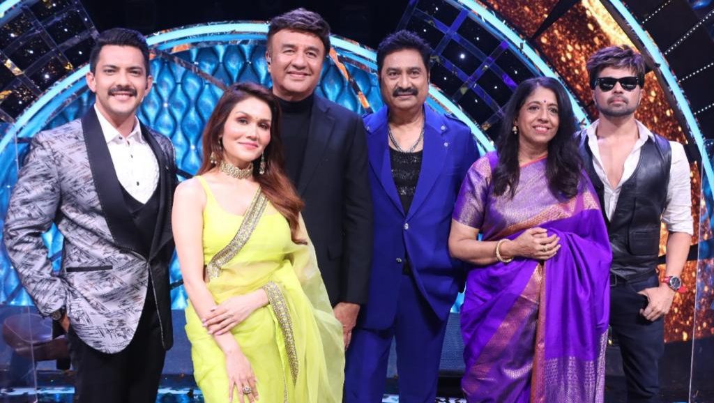 Singing legends Kumar Sanu and Kavita Krishnamurthy visit, this weekend, Indian Idol Season 12 sets!