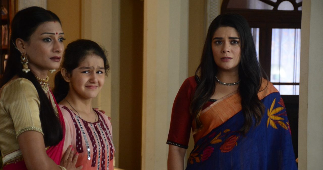 In ‘MKAP2’, Meera tries to put chilli powder in Kriti’s mouth for speaking the truth!