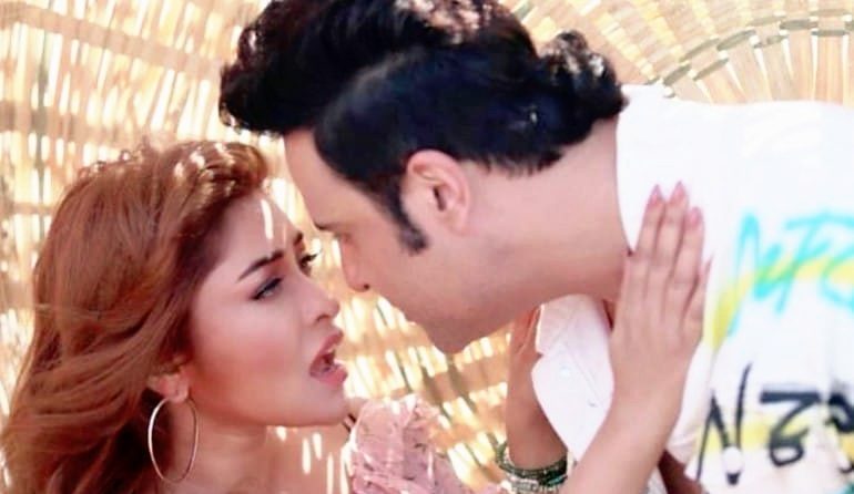 Social distancing goes for tossing, Payal Ghosh liplocks in ‘#Red’!