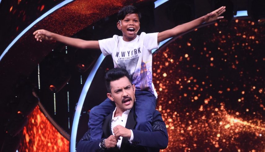 Social media sensation, #SahadevDirdo, sings ‘#BachpanKaPyar…’ on the stage of Indian Idol 12!