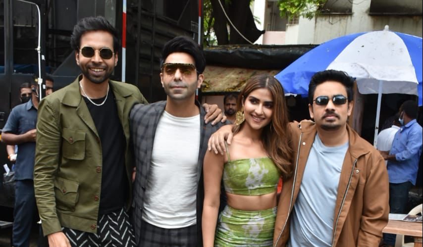 While promoting Helmet Aparshakti Khurrana distributes Helmets to the Paparazzi!