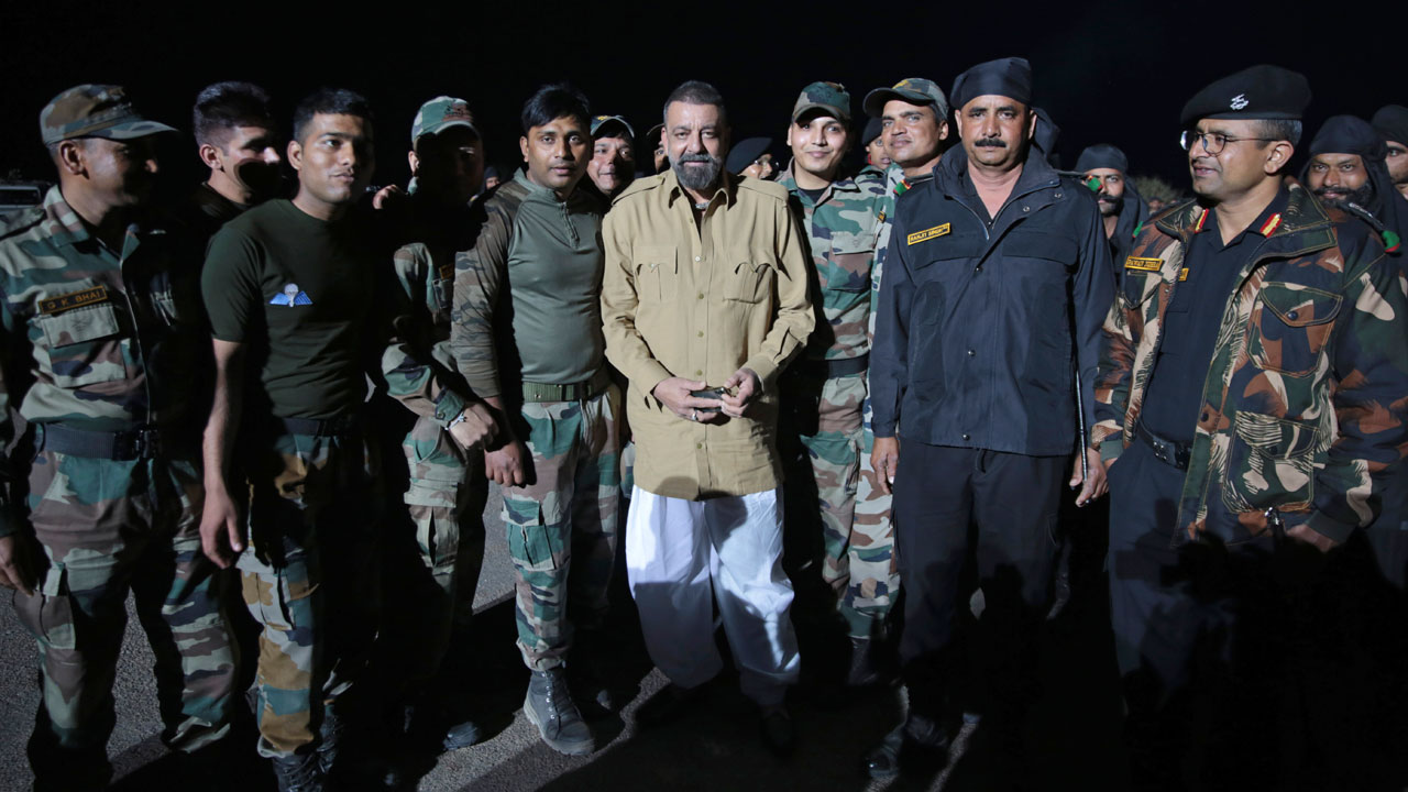 While shooting ‘Bhuj: The Pride Of India’, Sanjay Dutt met the entire army battalion at Suratgarh Army Range in Rajasthan!