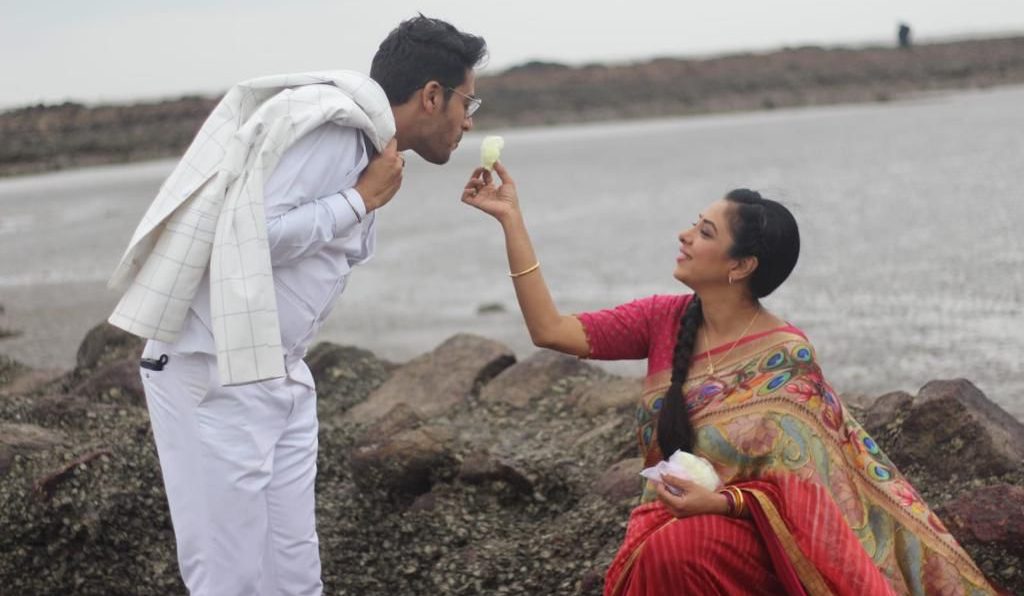 On Mumbai beach, Anupamaa becomes a little girl, plays with water and even writes her name on the sand!