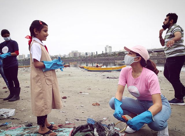 On the occasion of Gandhi Jayanti Jacqueline Fernandez indulges in ‘Swachh Bharat Abhiyan’!