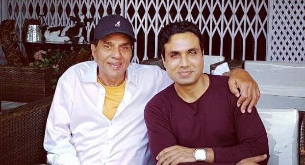 Neighbours Salim Diwan and Dharmendra discuss films over a cup of ‘Chai’!